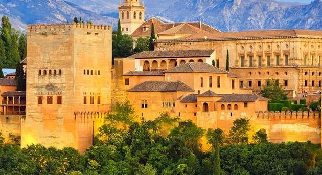 Qui a construit l'Alhambra de Grenade ?