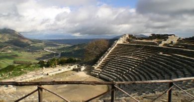 A découvrir : Le temple et le théâtre grecs de Ségeste en Sicile A découvrir : Le temple et le théâtre grecs de Ségeste en Sicile