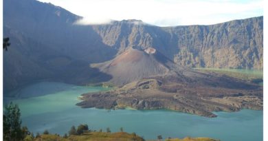 Les lacs jaunes du volcan Wawo Muda volcan indonésie